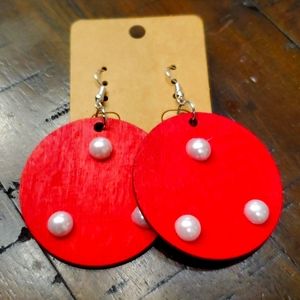 Wood earrings with pearls